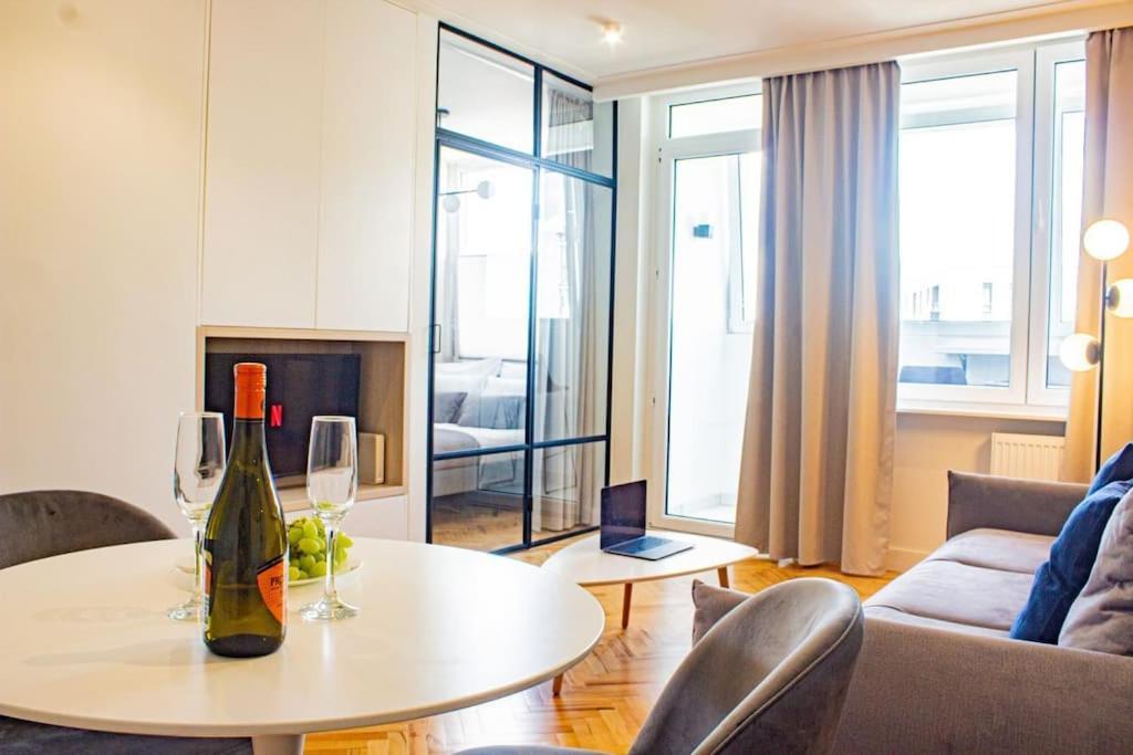 Central Apartment With Balcony And Views, Old Town, Metro Warsaw Exterior photo